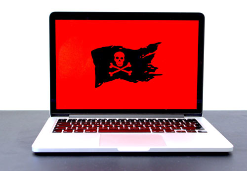 Bilde av en datamaskin med piratflagg.